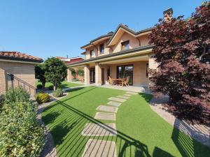 a house with a yard with green grass at B&B Casa Sara in Cassano dʼAdda