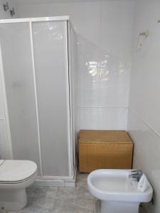 ein Bad mit einer Dusche, einem WC und einem Waschbecken in der Unterkunft Azahar II Solo Familias Serviplaya in Casas Las Basas