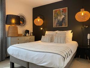 Postel nebo postele na pokoji v ubytování Hôtel Le Neptune en Camargue