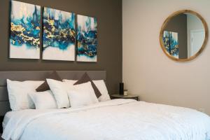 A bed or beds in a room at Luxury Oceanview Studio at Miami Design District