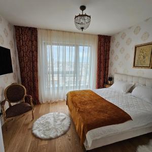 una camera con un grande letto e una finestra di Belgrade Waterfront 1409 a Belgrado