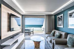 巴利托的住宿－Luxurious 3 bedroom beach front apartment，海景客厅