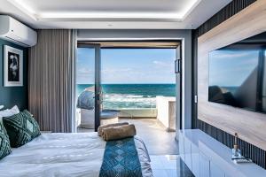巴利托的住宿－Luxurious 3 bedroom beach front apartment，一间卧室配有一张床,享有海景