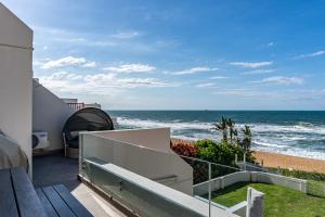 balcone con vista sull'oceano di Luxurious 3 bedroom beach front apartment a Ballito