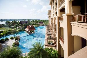 O vedere a piscinei de la sau din apropiere de Landmark Mekong Riverside Hotel