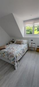 Avante24 في بونتيدويمي: غرفة نوم بيضاء بسرير ونوافذ