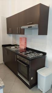 een keuken met een fornuis oven naast een toilet bij Appartement résidence lilia al jabal M'diq in M'diq