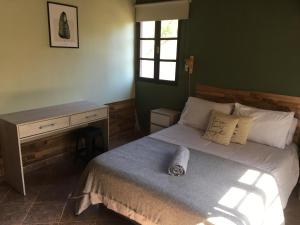 1 dormitorio con 1 cama, escritorio y ventana en Casa Verde 3 en Godoy Cruz