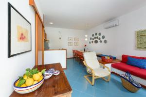 - un salon avec une table et un bol de fruits dans l'établissement Casa ChiaraMarina, à Macari