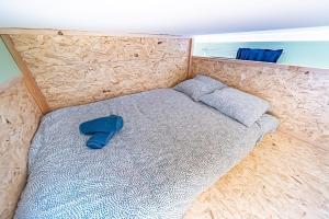 uma pequena cama com duas almofadas em cima em Sleep and go -cosy 9 pers-Oullins em Oullins