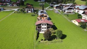 Vue aérienne d'une maison sur un champ verdoyant dans l'établissement Seehaus Verena, à Weissensee