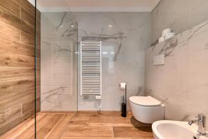a bathroom with a shower and a toilet and a sink at Da Oscar Flowers Apartments in Barcuzzi +33 photos