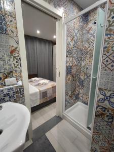 łazienka z prysznicem, toaletą i łóżkiem w obiekcie BOLANO HOUSE w Katanii