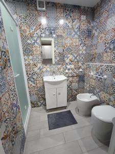 La salle de bains est pourvue d'un lavabo et de toilettes. dans l'établissement BOLANO HOUSE, à Catane