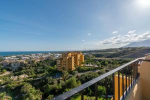 einen Balkon mit Stadtblick in der Unterkunft Best Duplex in Selwo - Seaviews in Estepona