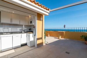 eine Küche mit Meerblick vom Balkon in der Unterkunft Best Duplex in Selwo - Seaviews in Estepona