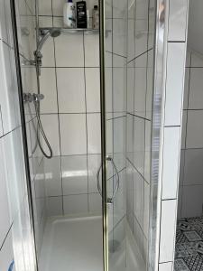 y baño con ducha y puerta de cristal. en Jey's Flat, en Liverpool