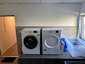 Waschmaschine und Trockner auf der Theke in einem Zimmer in der Unterkunft Deluxe Double Rooms Helfant Luxembourg 