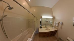 Een badkamer bij Grand Wood Suites
