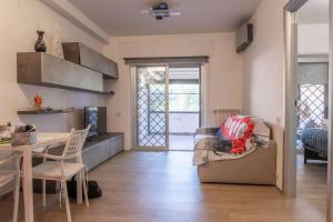 - un salon avec un canapé et une table dans l'établissement The Heart of Ostia - free parking, à Lido di Ostia