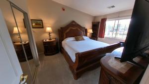 سرير أو أسرّة في غرفة في Grand Wood Suites