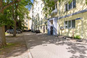 una calle vacía en una ciudad con edificios en Kaubamaja Apartment, en Tallin
