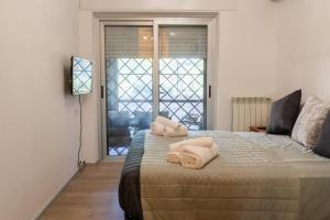 - une chambre avec un lit et des serviettes dans l'établissement The Heart of Ostia - free parking, à Lido di Ostia