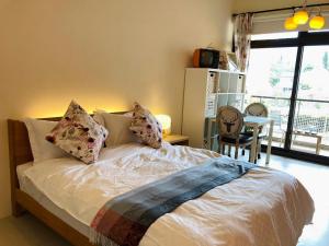Tempat tidur dalam kamar di 心適都蘭Comfy Inn, Dulan