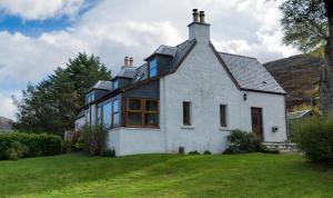 una casa en una colina con un patio verde en Ferroch the place with an amazing view!, en Torridon