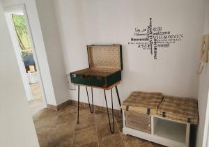 een kamer met een tafel met een koffer erop bij Villa AveKalu in Opric