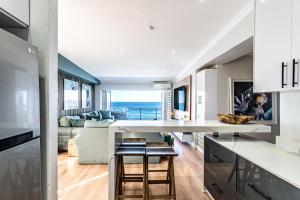 eine Küche und ein Wohnzimmer mit Meerblick in der Unterkunft Beach front penthouse apartment in Ballito