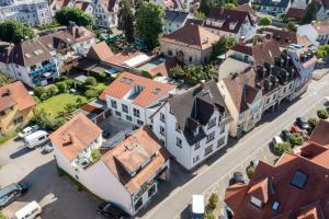 - une vue aérienne sur une ville avec des maisons dans l'établissement Lit Living - Luxury House - Box Spring - Parking - Exclusive Kitchen, à Hemsbach