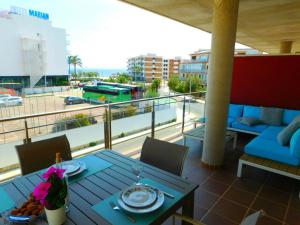 una mesa con un plato de comida en el balcón en GMID IMMO Apartment Mont Caliu, en Roses