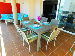 mesa de comedor y sillas con mesa y sillón en GMID IMMO Apartment Mont Caliu, en Roses