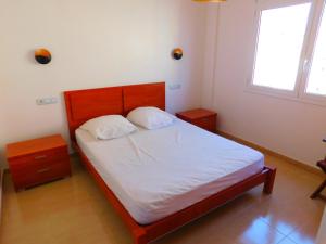 ロザスにあるGMID IMMO Apartment Mont Caliuのベッドルーム1室(白いシーツ付きのベッド1台、窓付)