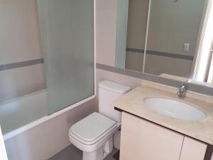 Un baño de Delpino Propiedades 4 Norte, Viña del Mar