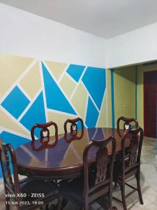 - une table à manger avec 2 chaises et un mur dans l'établissement Marina Terrace A1-10, à Port Dickson