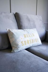 艾爾德里的住宿－Terrace Apartment，沙发上的枕头,上面写着欢迎阳光的话