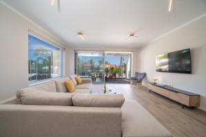 uma sala de estar com um sofá e uma grande janela em Maria Seaside Apartment em Sami