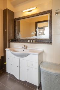 uma casa de banho com um lavatório e um espelho em Maria Seaside Apartment em Sami