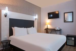 En eller flere senge i et værelse på Hôtel Istria by Magna Arbor