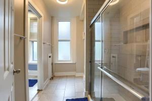 een badkamer met een glazen douche en een wastafel bij Charming Downtown Retreat Steps from Capitol Bldg in Harrisburg