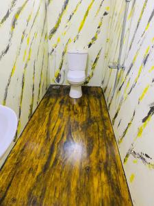 La salle de bains est pourvue de toilettes. dans l'établissement thambara gueust house, à Habarana