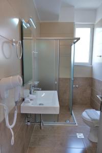 een badkamer met douche, wastafel en toilet bij Golden Berden Boutique Apart-Hotel in Çukë +53 foto's