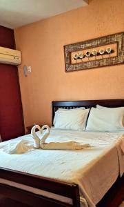 Cama ou camas em um quarto em Pousada Terraço Penedo