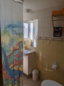 baño con lavabo y cortina de ducha en Pärna Guesthouse & Apartments en Kuressaare