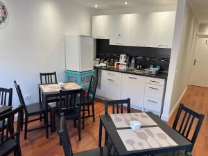 uma cozinha e sala de jantar com mesas e cadeiras em B&b paraiso tenerife em Los Abrigos