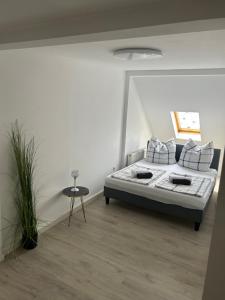 una camera bianca con letto e tavolo di Apartment Ferien Wohnung 4 a Gera