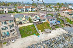 - une vue aérienne sur une maison avec une arrière-cour dans l'établissement Oceanfront 4BR, Private Beach & Patio, Remodeled Kitchen, à Oceanside