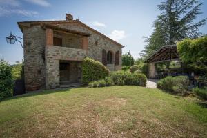 einem externen Blick auf ein Steinhaus mit Hof in der Unterkunft Fonte Nuova in Badia Agnano